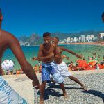Fotógrafo faz série de fotos sobre o futebol nas ruas do Brasil