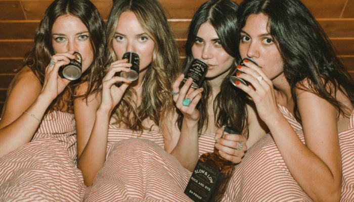 Como chegar em uma mulher na balada