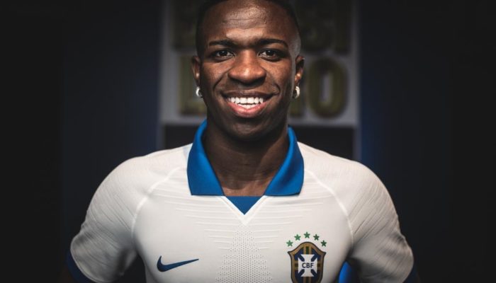 Seleção brasileira lança novo escudo e camisa branca especial que teve fama de azarada