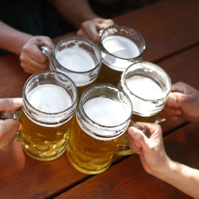 Cerveja low carb ajuda a emagrecer? Tire suas dúvidas sobre a bebida