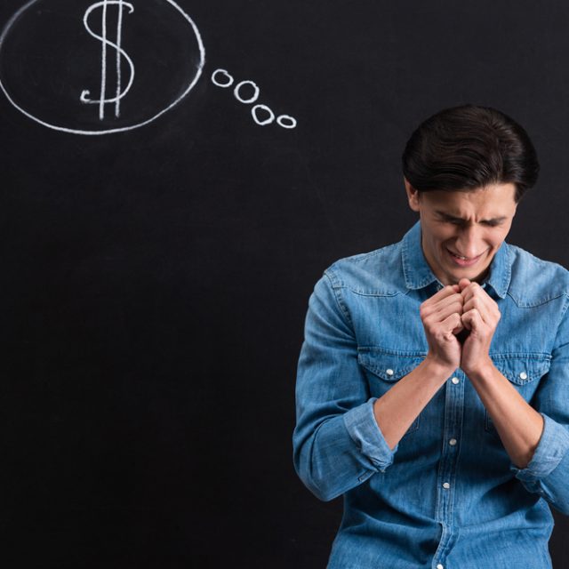 Metade dos jovens querem sair do Brasil; descubra por quê